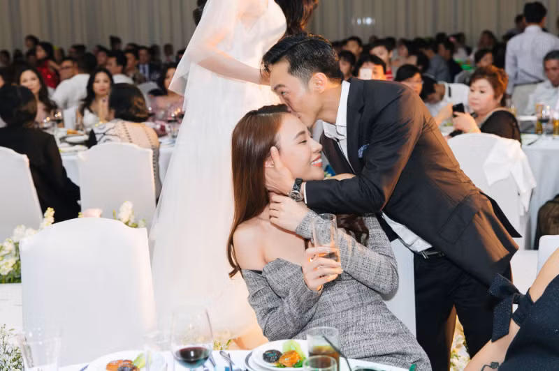 Trước đó, Đàm Thu Trang và Cường Đô La tình tứ bên nhau trong đám cưới Diệp Lâm Anh.