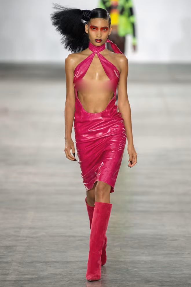 Ngày 10/6, nhà mốt Fashion East trình diễn BST Xuân - Hè 2020 tại Tuần lễ thời trang London. Người mẫu xuất hiện trên sàn diễn trong một thiết váy khoét sâu để lộ ngực trần.