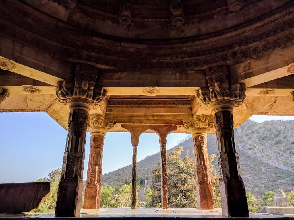 Theo truyền thuyết, Bhangarh chịu lời nguyền của phù thủy Baba Balanath. Khi nhà vua xây dựng nơi này, Balanath yêu cầu bóng của tòa thành không che phủ nơi trú ngụ của ông. Nếu vi phạm, ông sẽ phá hủy tòa thành. Tuy nhiên, một vị hoàng tử đã vi phạm và Balanath yểm lời nguyền lên toàn thành phố.