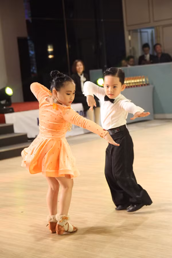 Con trai Khanh Thi lap ky tich khieu vu the thao khien fan kinh ngac-Hinh-4