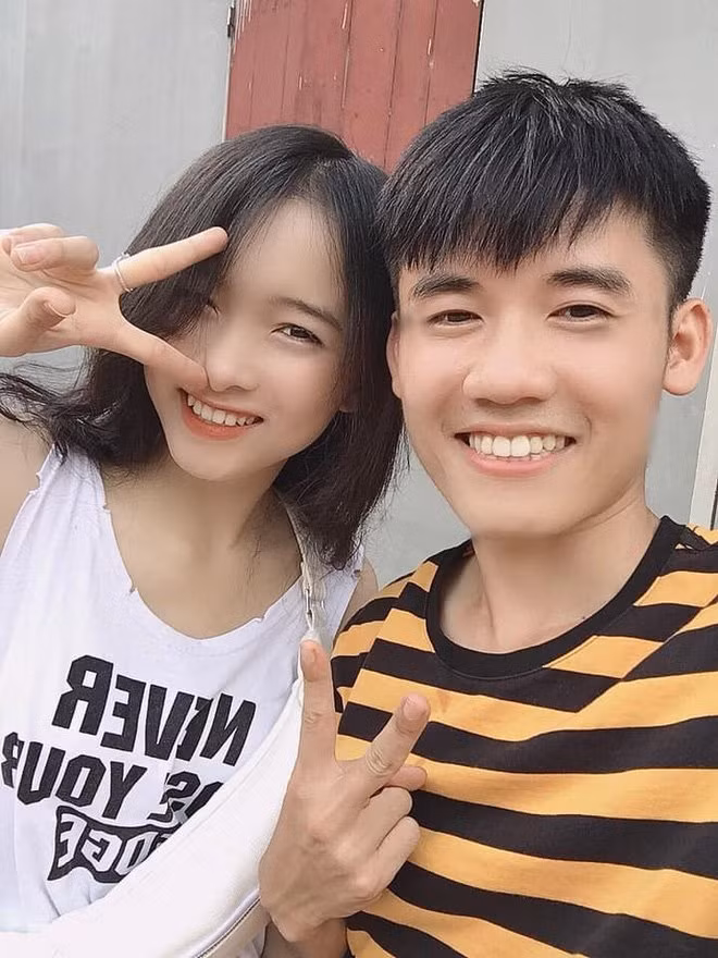 Ngoài bức hình xinh xắn khi chụp cùng bà Tân, Quỳnh cũng kịp selfie khá nhiều ảnh cùng con trai của bà - Hưng Vlog.