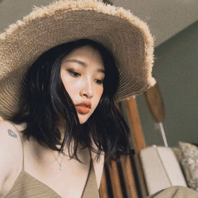 Hiện tại, Nzim là chủ chuỗi cửa hàng làm đẹp lớn ở cả Hà Nội và TP.HCM. Dù tạm ngưng hoạt động nghệ thuật để tập trung kinh doanh, mọi hoạt động trên mạng xã hội của 9X vẫn được nhiều người chú ý.
