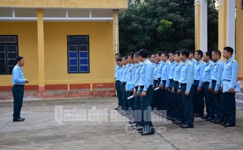 Hoạt động trên không, thực hiện nhiều động tác kỹ thuật phức tạp nhằm sẵn sàng đáp ứng nhiệm vụ sẵn sàng chiến đấu, bảo vệ vững chắc bầu trời Tổ quốc trong mọi tình huống, nên các chuyến bay trên máy bay chiến đấu nói chung, trên tiêm kích đa năng Su-30MK2 nói riêng luôn đặt ra những yêu cầu khắt khe trong cả 3 giai đoạn: Chuẩn bị bay, thực hành bay và giảng bình bay. Để thực hiện một chuyến bay, ban bay, các thành phần tham gia gồm tổ chức chỉ huy, phi công, các ngành bảo đảm phải chuẩn bị bay nghiêm túc, chặt chẽ, đúng quy trình, điều lệ. Trong ảnh: Đại tá Bùi Thiện Thau, Trung đoàn trưởng Trung đoàn 923 giao nhiệm vụ cho các phi công tham gia ban bay ngày hôm sau, trong giai đoạn chuẩn bị bay.