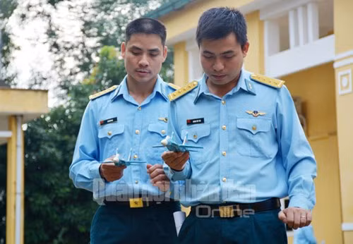 Trong phần biểu diễn mặt đất, các phi công sẽ tuần tự thực hiện mô phỏng các động tác, khẩu lệnh trong suốt hành trình bay, làm cơ sở để thực hiện đúng nội dung bài bay trong ban bay hôm sau.