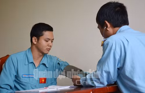 Trước chuyến bay, phi công được kiểm tra sức khỏe tại sân bay. Quá trình này bảo đảm phi công chỉ được bay khi có sức khỏe tốt, đủ điều kiện tham gia thực hành bay.