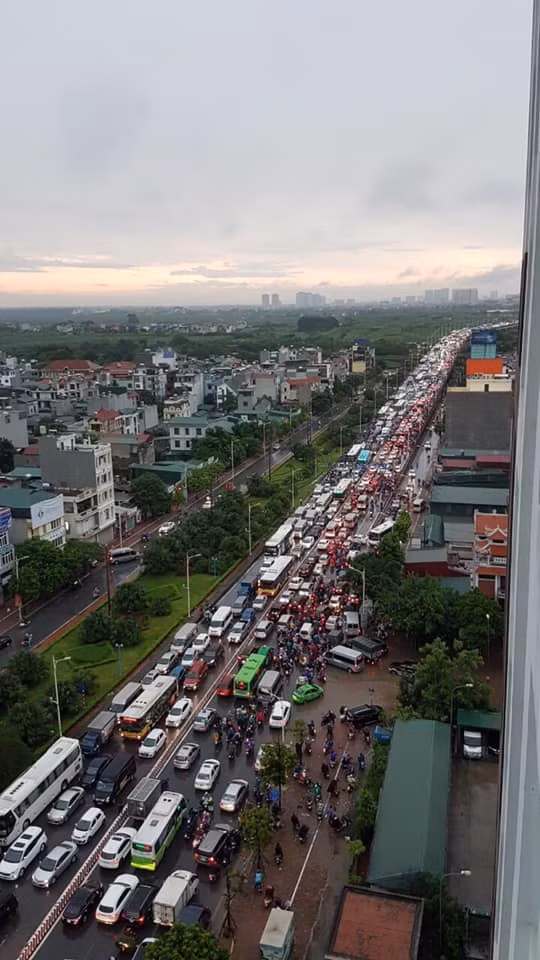 Trên cầu Vĩnh Tuy tắc cứng cả 2 chiều trong sáng sớm nay.