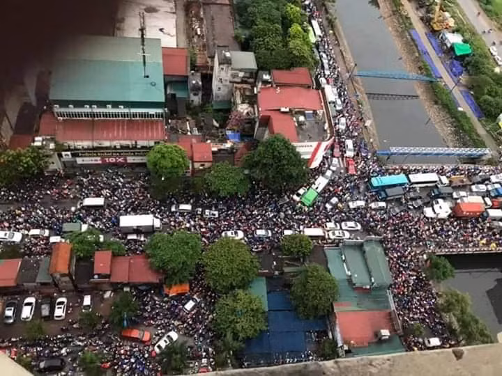 Đoạn đường 70 (địa phận xã Tả Thanh Oai, huyện huyện Thanh Trì), giao thông tắc nghẽn nghiêm trọng do trời mưa.