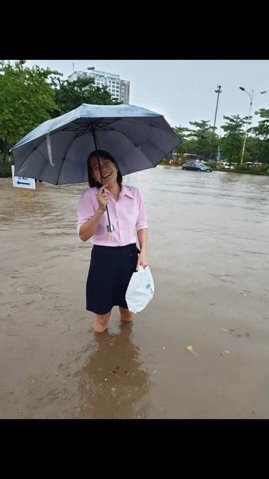Con đường bỗng biến thành sông.
