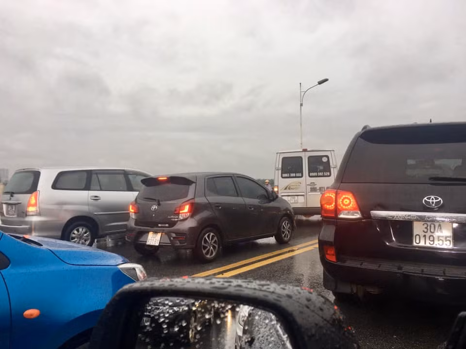 Nhiều tài xế bức xúc với cách nhiều người cố tình lấn làn trong khi đang tắc đường, cho rằng đây là hành vi vô văn hóa.