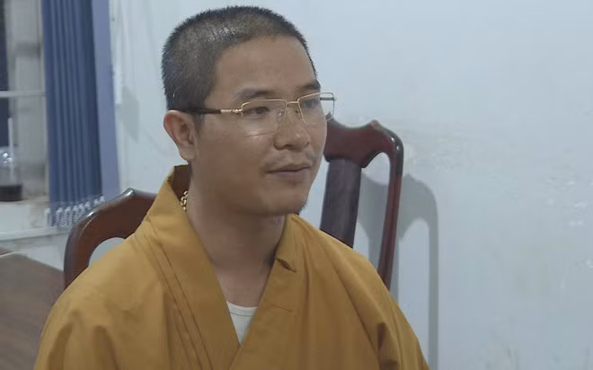 Thay chua dap vo kinh o to: Mac tam than phan liet, hanh dong vay... binh thuong?-Hinh-3