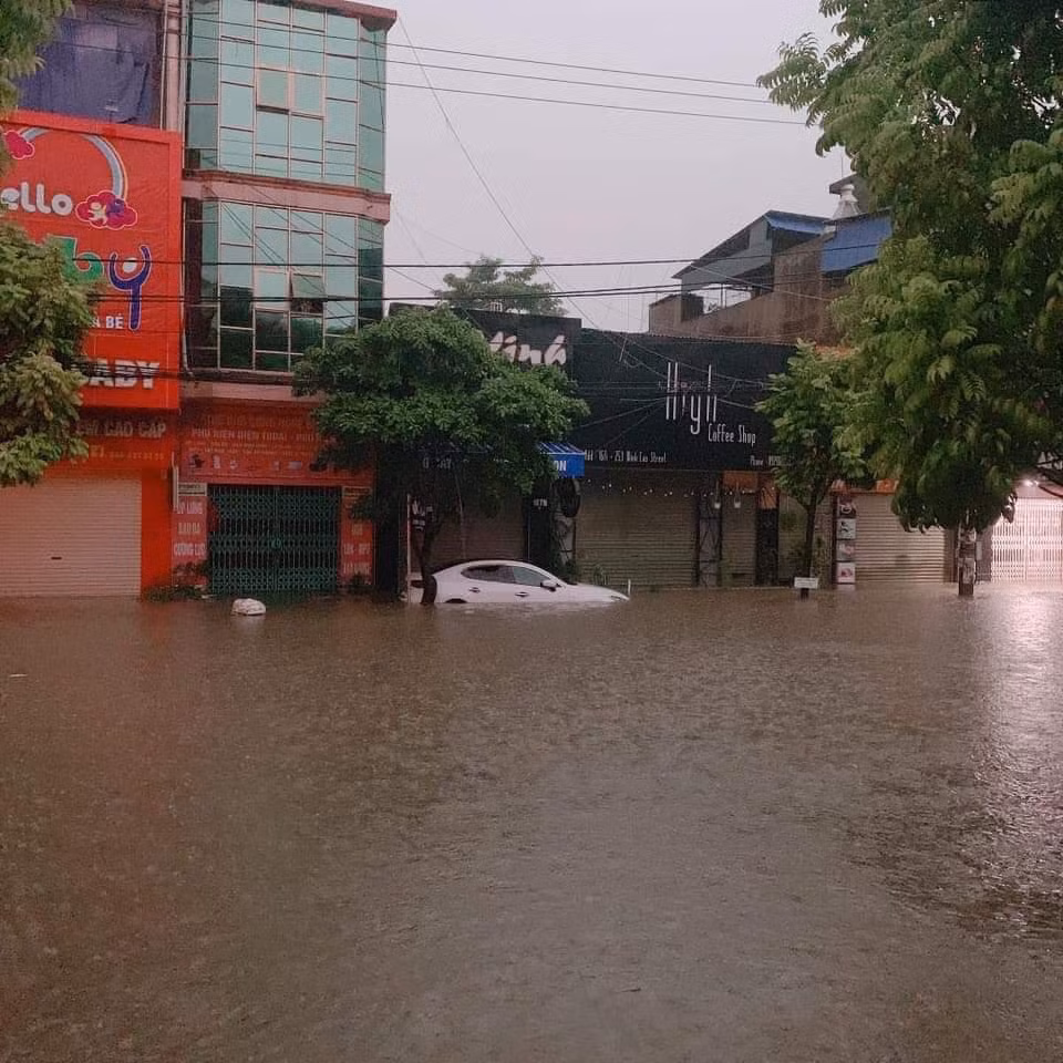Nhiều tuyến đường ở TP Thái Nguyên như Hoàng Văn Thụ, Lương Ngọc Quyến, Phủ Liễn, Quang Trung… bị ngập úng cục bộ, nhiều nơi mực nước trên đường cao từ 50 - 60cm khiến nhiều xe ô tô bạc tỷ ngập sâu dưới nước.