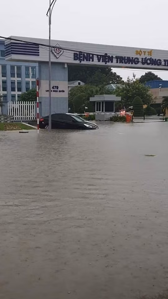 Một chiếc ô tô bị ngập trên phố Lương Ngọc Quyến.