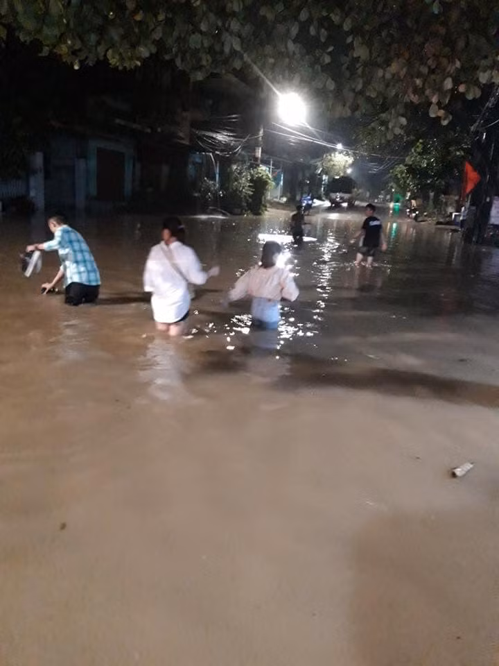 Nước ngập qua đầu gối.