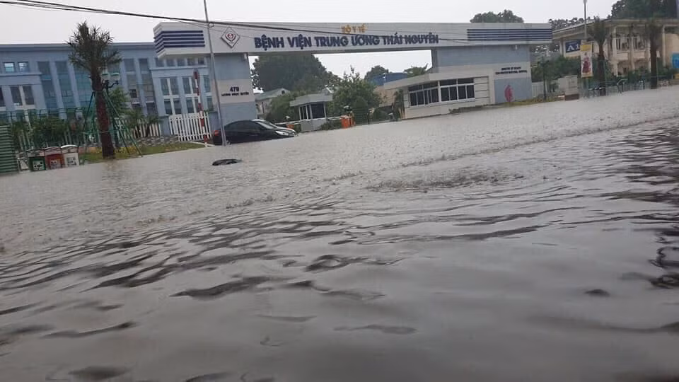 Tuyến đường không khác sông là mấy.