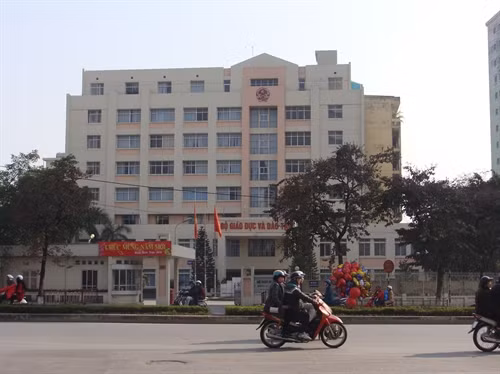 13 can bo vu gian lan thi cu... Bo GD&DT huy quyet dinh xem xet ky luat la ai?