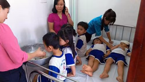 Các học sinh có biểu hiện ngộ độc như đau bụng, nôn mửa...Ảnh Hồ Tân.