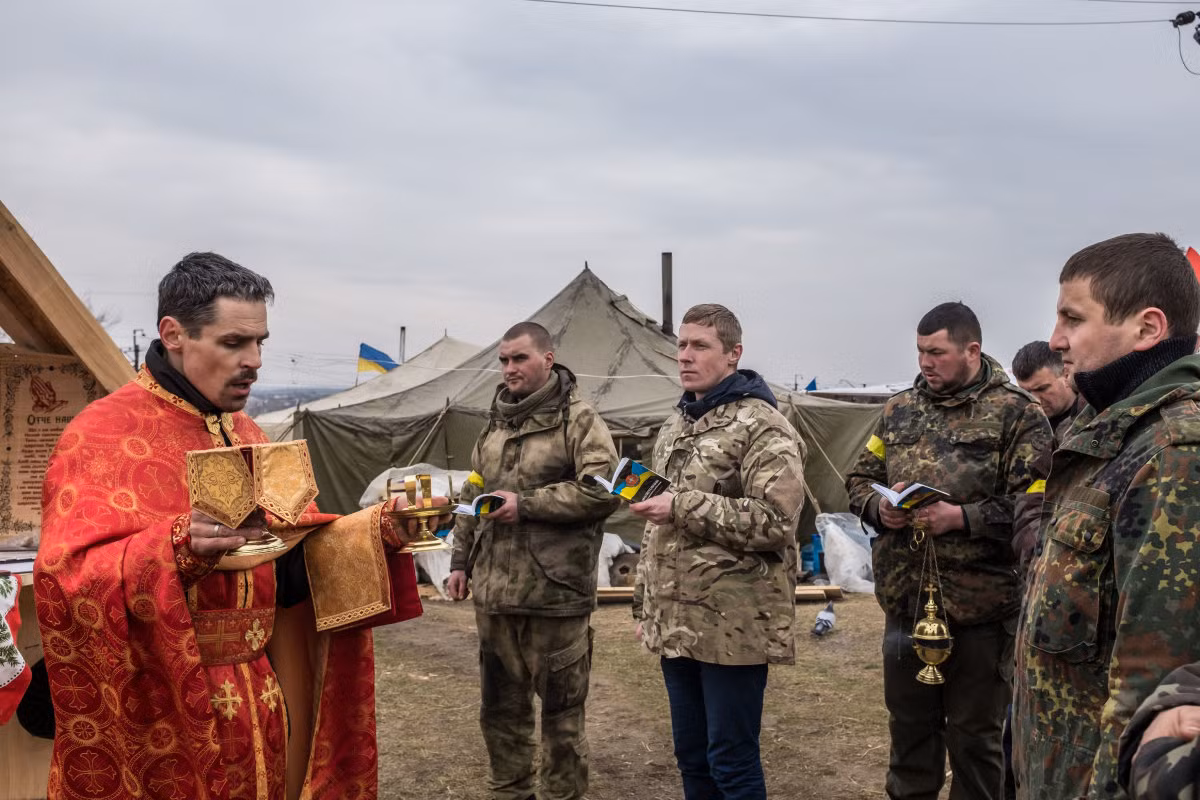 Các nhà hoạt động xã hội và cựu binh Ukraine cầu nguyện ở Bakhmut. Ảnh USN