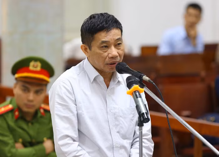 Dù Nguyễn Xuân Sơn khai đã "biếu" cho Quỳnh 180 tỷ, nhưng Ninh Văn Quỳnh khẳng định chỉ nhận 20 tỷ.