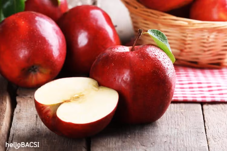 Một quả táo có thể đáp ứng đến 14% lượng vitamin C (một loại chất chống oxi hóa tự nhiên), các vitamin nhóm B, các chất xơ, dưỡng chất thực vật (giúp bảo vệ cơ thể khỏi các tác nhân gây hại đến từ các gốc tự do) và các khoáng chất như can-xi, kali cần thiết hàng ngày.