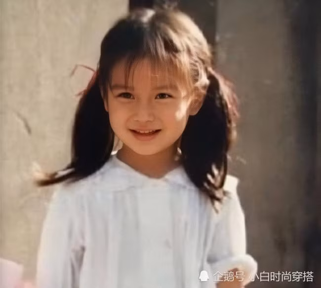 Là 1 trong những mỹ nhân đình đám nhất nhì làng điện ảnh Hoa ngữ, “nhất cử nhất động” của “bà xã Huỳnh Hiểu Minh” đều trở thành những chủ đề được cộng đồng mạng bàn tán xôn xao. Ngay từ khi bước chân vào ngành giải trí, Angelababy thường xuyên vướng phải tin đồn phẫu thuật thẩm mỹ để có được nhan sắc xinh đẹp như hiện tại. Tuy nhiên, nữ diễn viên đã nhiều lần lên tiếng phủ nhận về vấn đề trên, thậm chí cô nàng còn đến thẳng bệnh viện để bác sĩ kiểm tra chứng minh cho khán giả thấy nét đẹp của Angelababy hoàn toàn tự nhiên.