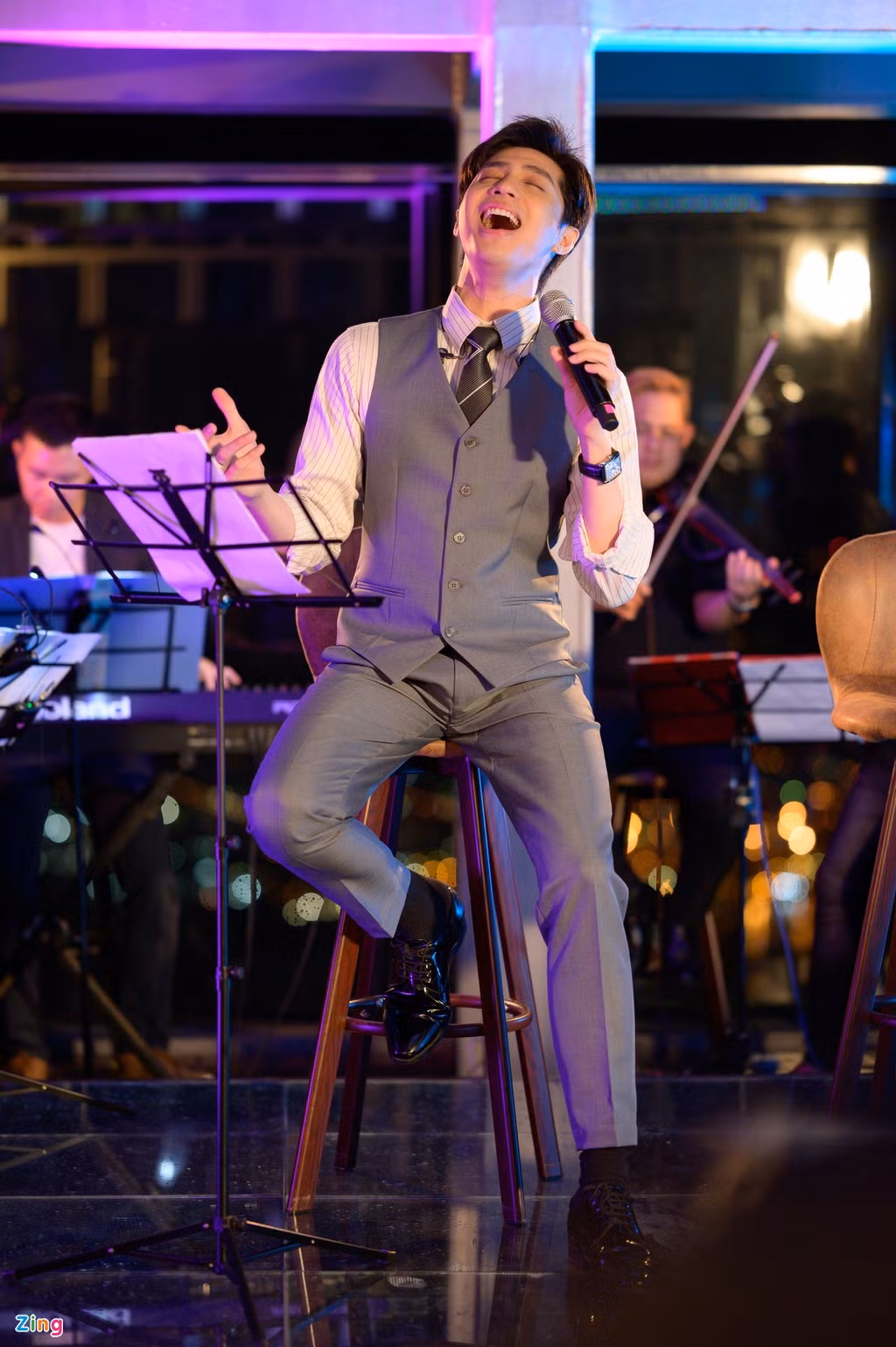 Tất cả bài hát đều được phối lại, kết hợp thêm âm thanh saxophone mang lại âm hưởng jazz nhẹ nhàng, lãng mạn.