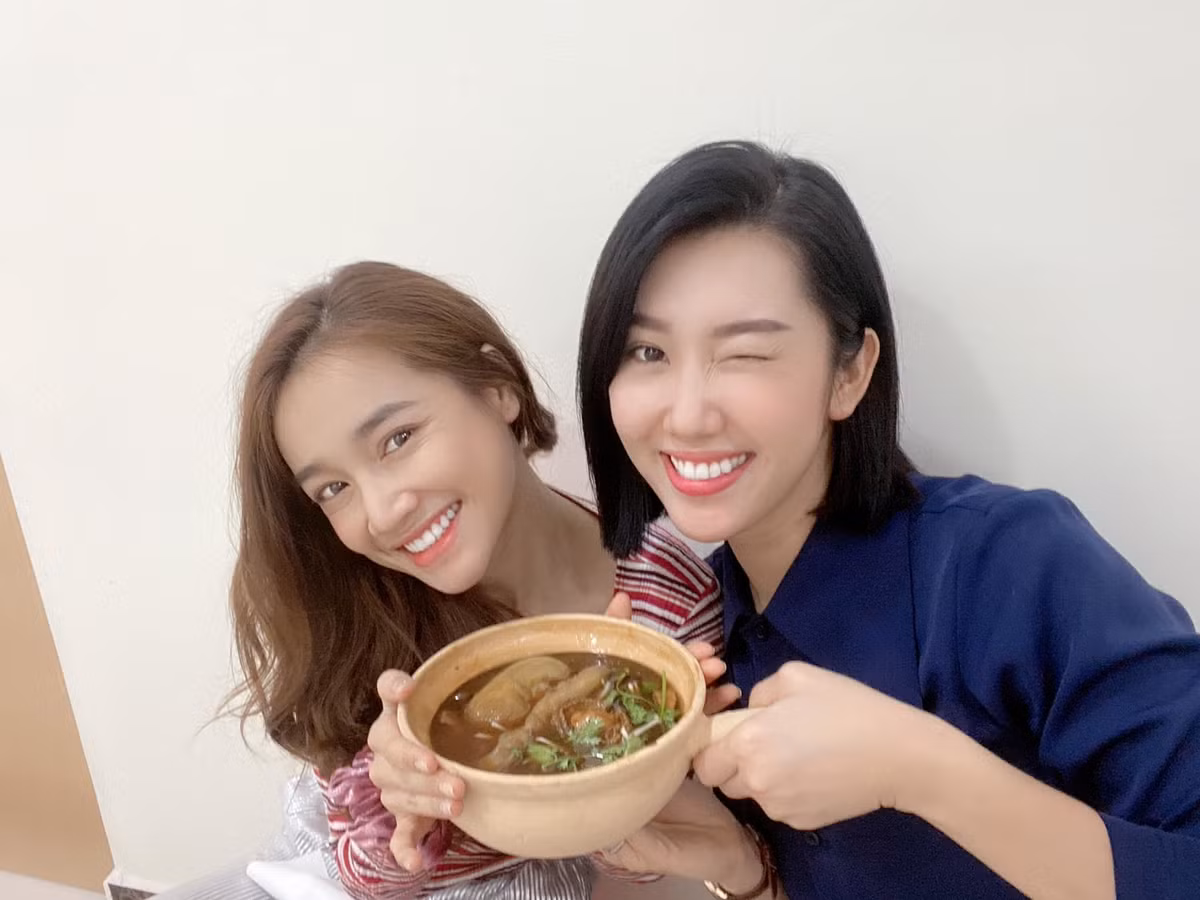 Thuý Ngân và Nhã Phương thân thiết chụp ảnh cùng nhau. Cả hai đang cùng tham gia một dự án phim truyền hình.