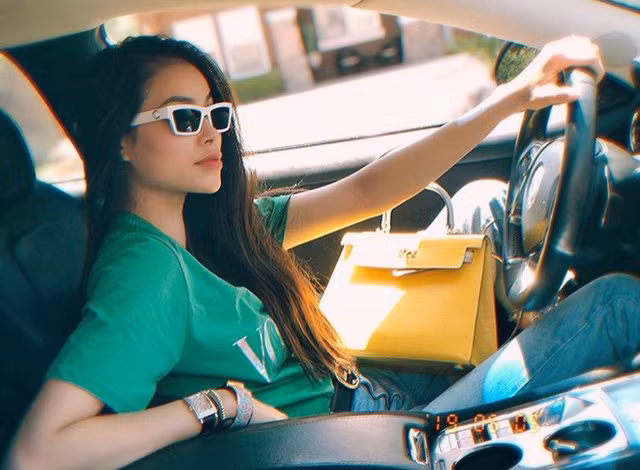 Sự đáng yêu và ngoan ngoãn của con trai Phạm Hương nhận được nhiều lời khen ngợi. Tuy nhiên, khoảnh khắc cậu ấm bên chiếc xế hộp "xịn xò" mới là điểm thu hút cư dân mạng. Nhiều người tinh ý nhận ra bên cạnh việc khoe con trai ngày càng lớn khôn thì Phạm hương còn khoe khéo cuộc sống sang chảnh của mình tại xứ sở cờ hoa.