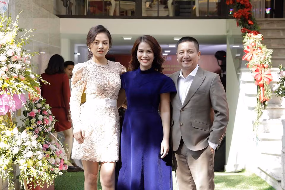 Chí Trung cũng phủ nhận chuyện Ý Lan là người thứ ba. Nam nghệ sĩ chia sẻ, anh và bạn gái chính thức bắt đầu mối quan hệ tình cảm từ cuối năm 2019. Điều đó có nghĩa, sau khi ly hôn 1 năm, Chí Trung mới có bạn gái mới.