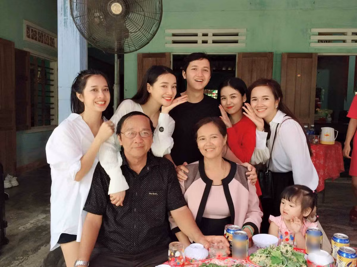 Ảnh hiếm hoi có gần như đầy đủ các thành viên trong gia đình Nhã Phương, chỉ vắng mặt chị cả vì cô đang sống tại nước ngoài. Nhã Phương là người con thứ 3 trong gia đình.