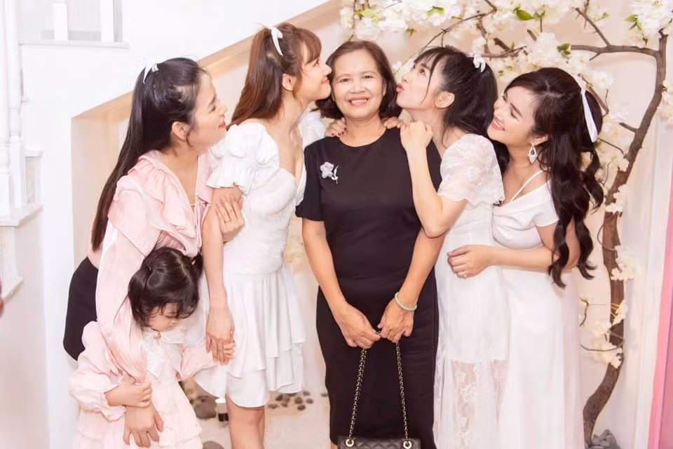 Mới đây, bà xã của danh hài Trường Giang tiếp tục khiến cộng đồng xuýt xoa về gia đình có "4 nàng tiên" khi khoe ảnh các chị em gái chụp cùng mẹ ruột, gửi lời cảm ơn tới bà nhân mùa Vu Lan báo hiếu. “Tháng 7 là tháng Vu Lan nhưng đối với tụi con giờ nào, ngày nào, tháng nào cũng đều là Vu Lan!”, nữ diễn viên viết. Ngoài ra, cô cũng gửi lời chúc sức khoẻ tới người thân, bạn bè và khán giả khi bước qua một tháng Âm lịch mới.
