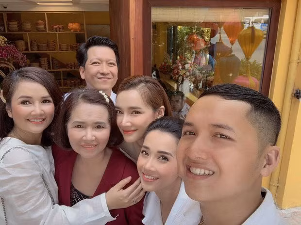 Nhan sắc 3 chị em ruột nhà Nhã Phương, ai cũng xinh đẹp, mặt phúc hậu và đều đã làm "mẹ bỉm sữa". Bà xã Trường Giang khẳng định tình cảm chị em gái gắn bó và đoàn kết ngay cả khi mỗi người đã có gia đình riêng.