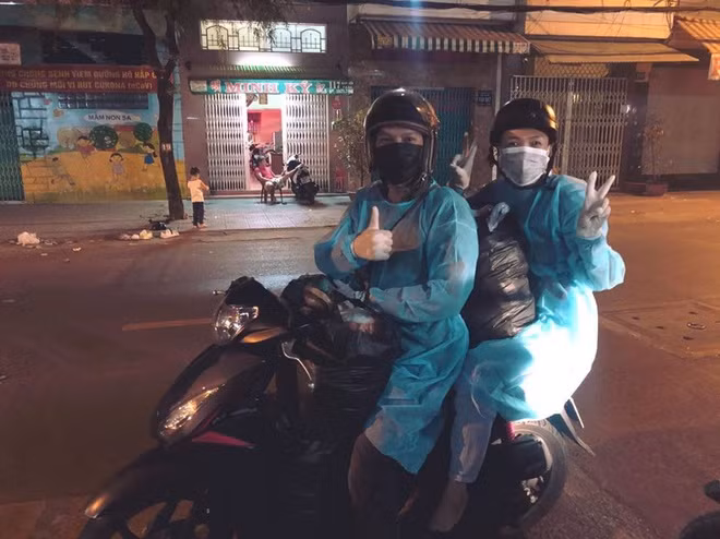 Do dịch bệnh, kế hoạch quay phim bị dời lại, Lê Bê La cùng bạn bè tích cực làm công tác thiện nguyện. Cô kêu gọi mọi người đóng góp, giúp đỡ những người vô gia cư, có hoàn cảnh khó khăn. Tối 30/3, cô mặc đồ bảo hộ, đeo găng tay, khẩu trang đi phát 200 phần quà, 20 bao lì xì cho người vô gia cư.