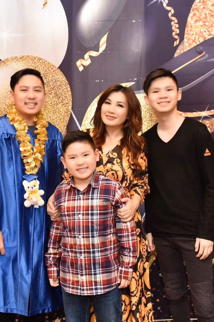 Cô viết lời gửi tới con trai: "Thương chúc các con học giỏi, ngoan ngoãn, thành tài để sau này là những người tài giỏi, thành công giúp ích cho xã hội".