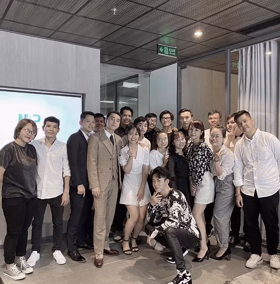 Sao Việt 4/9: Sơn Tùng M-TP khoe ảnh chụp cùng ê-kíp thực hiện bộ phim tài liệu đầu tiên của mình "Sky tour".