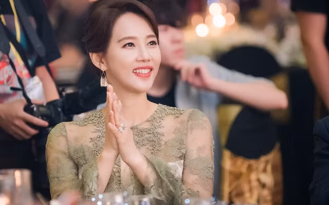 Hai năm sau khi kết hôn, chồng Oh Hyun Kyung bị bắt vì tham ô công quỹ. Vì bỏ túi khoản tiền quá lớn, Hong Seung Pyo bị phạt tù. Điều này khiến hoa hậu 50 tuổi một lần nữa bị khán giả chê cười, mỉa mai. Phía dưới mỗi bài viết về vụ việc, dân mạng để lại hàng trăm bình luận chê bai, nguyền rủa Oh Hyun Kyung. Người đẹp sinh năm 1970 quyết định ly hôn chồng vì không chịu nổi áp lực dư luận. Sau khi hoàn tất thủ tục ly hôn vào năm 2006, cô quyết định trở lại ngành giải trí, nhận đóng tất cả những vai phụ mờ nhạt để kiếm tiền nuôi con.