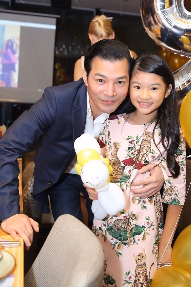 So với nhiều cô bé cùng tuổi, Bảo Tiên cũng được nhận xét chững chạc so với tuổi. Trần Bảo Sơn từng chia sẻ con gái không chỉ giống mình về gương mặt mà còn ở tính cách quyết liệt, có chính kiến.