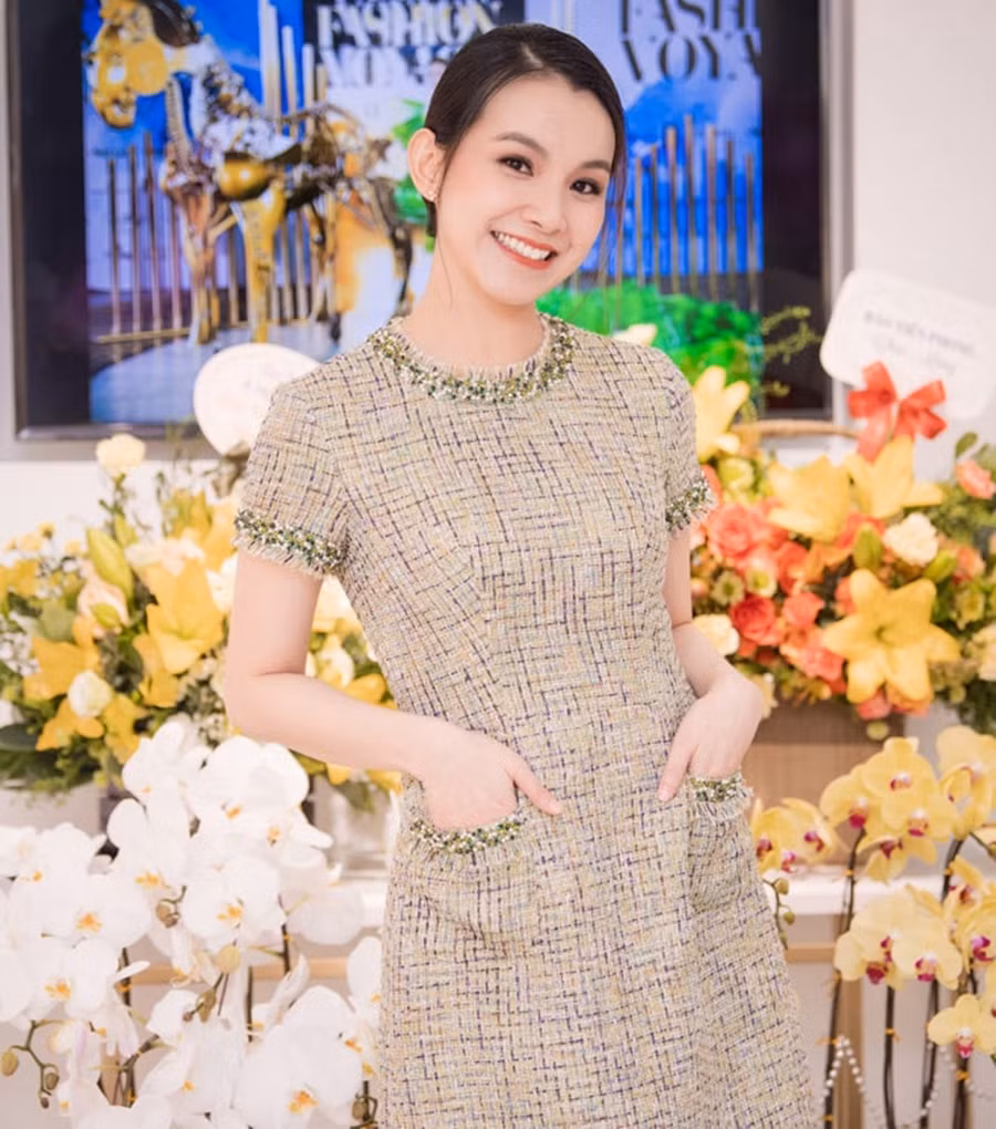 Đến thời điểm hiện tại, dù đã là bà mẹ 2 con song Hoa hậu Hoàn vũ Việt Nam 2008 vẫn giữ được nhan sắc trẻ trung, rạng rỡ.