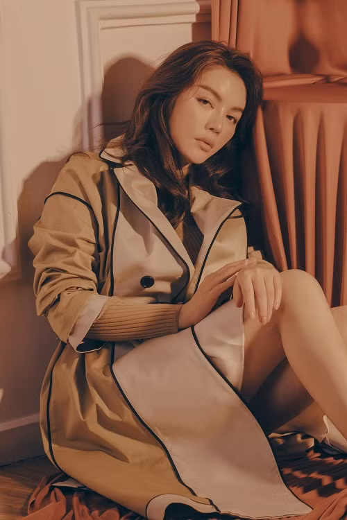 "Để trở thành 'thỏi nam châm', phụ nữ cần biết yêu chính bản thân mình, chăm sóc bản thân mỗi ngày. Phụ nữ cũng cần thể hiện 'thần thái' riêng", nữ diễn viên bày tỏ.
