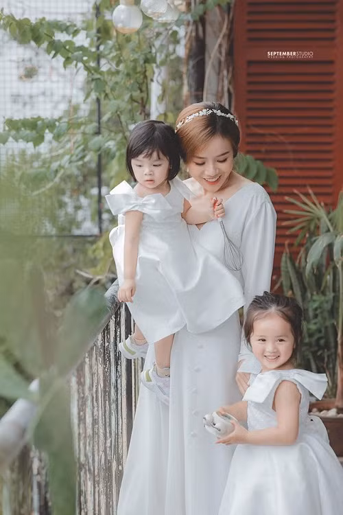 Trong bộ ảnh mới, vợ cũ Hoài Lâm và hai con cùng diện váy màu trắng, đẹp tinh khôi như thiên thần.