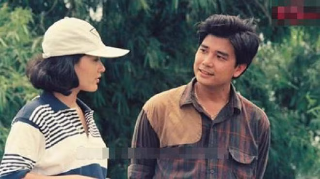 Trong phim "Gió qua miền tối sáng", vai diễn của Minh Hòa có mối tình lãng mạng với Quang - nhân vật do tài tử Lê Tuấn Anh đảm nhận. Mới đây, trong một gameshow truyền hình, NSND Minh Hòa có cuộc hội ngộ thú vị với NSND Hồng Vân - vợ của diễn viên Lê Tuấn Anh.