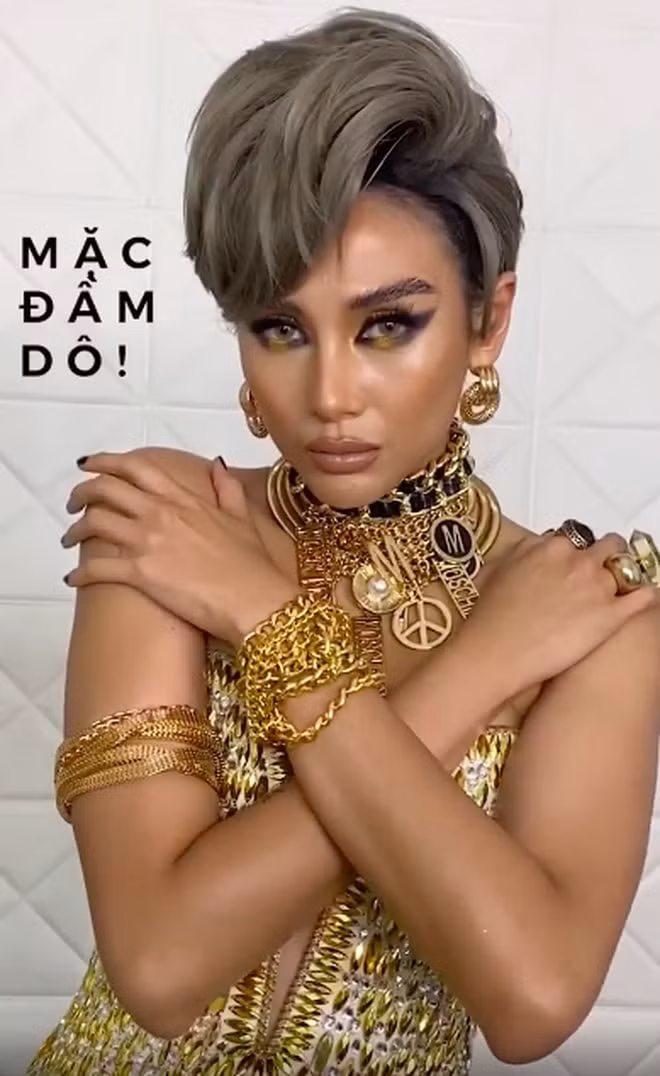 Trước đó, Võ Hoàng Yến cũng đăng tải video có nội dung tương tự. Siêu mẫu 32 tuổi "lên đồ" sang trọng, trang điểm mắt khói đậm, đeo loạt trang sức vàng.