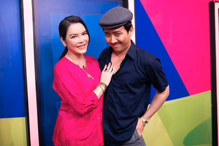 Trong chương trình, Lý Nhã Kỳ và Trấn Thành đóng vai vợ chồng.