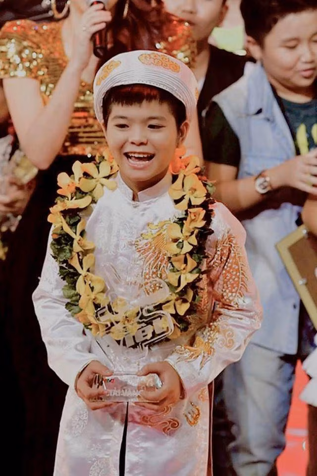 Cách đây không lâu, cậu chia sẻ lại tấm ảnh của mình khi đăng quang kèm theo tâm sự: "Đã phải rất cố gắng để có thể thay đổi thành một con người mới trong suốt 7 năm qua. Vẫn vậy, nhưng mỗi thời khắc ta đi qua để lại những bài học và kinh nghiệm sống. Tìm được cái ảnh cái thời trẻ con đang còn nhiều câu hỏi tại sao ở trong đầu, cái thời mà đang còn chưa biết yêu ai, chưa biết thích ai và chưa phải lo nghĩ về cuộc đời".
