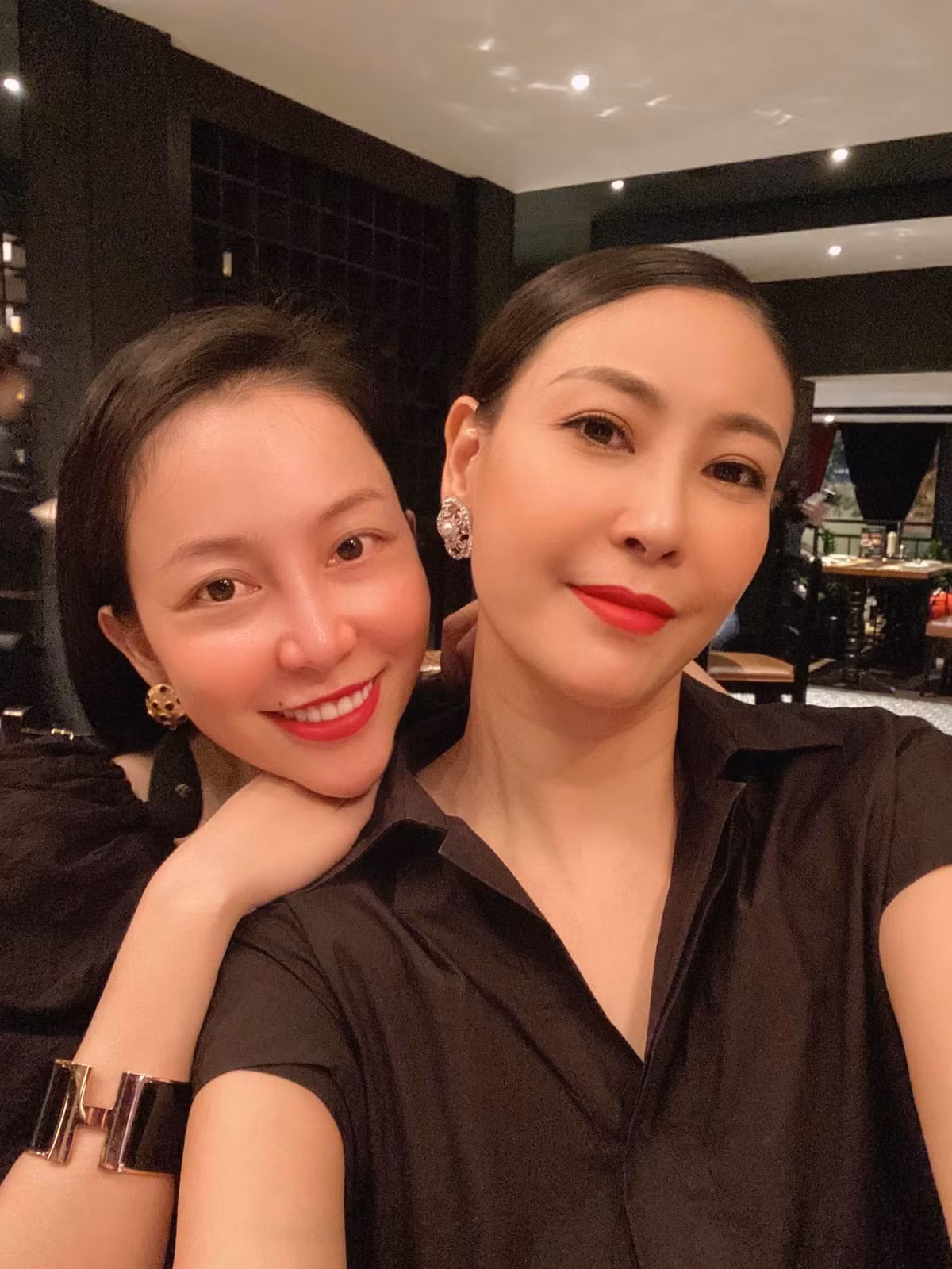 Hoa hậu Hà Kiều Anh hội ngộ "chim công làng múa" Linh Nga cùng những người bạn thân thiết.