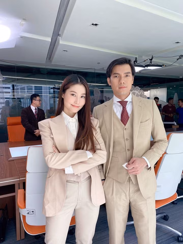  Diễm My khoe ảnh hậu trường cùng Nhan Phúc Vinh trong 'Tình yêu và tham vọng'. "Ảnh của My và anh đẹp trai ngày hôm qua thôi. Thời tiết khá là nóng mà mấy anh em toàn mặc vest vầy nè, nhưng không sao hết, My thích", nữ diễn viên viết.