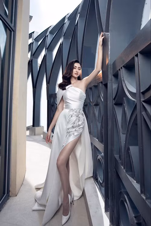 Liều lĩnh, dám chấp nhận thử thách, Lương Thuỳ Linh không ngại thả dáng trên lan can sân thượng của tòa nhà cao tầng.