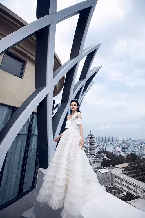 Hoa hậu Lương Thùy Linh vừa tung bộ ảnh mới, khởi đầu cho các hoạt động sau đợt giãn cách xã hội.