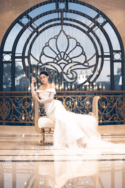 Lương Thuỳ Linh mang dáng vẻ quyền quý tân cổ điển pha trộn vẻ cầu kỳ đương đại.