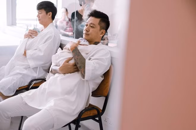 Bé Sâm - con trai út của Tuấn Hưng và Thu Hương sinh ngày 5/8/2019. Khoảnh khắc Tuấn Hưng ôm cậu con trai nhỏ mới chào đời khiến nhiều người cảm thấy ấm áp.