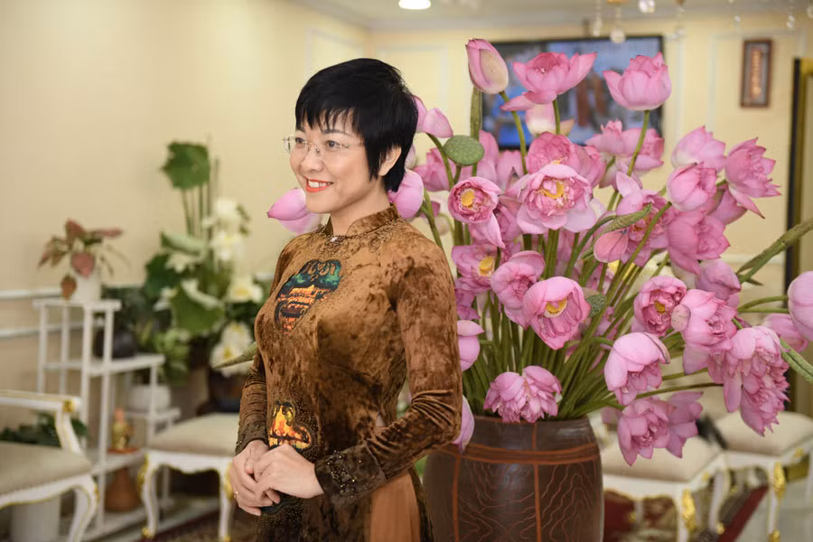 MC Thảo Vân chia sẻ cô rất hào hứng với không gian đậm chất mùa hè này, hương sen thơm ngát của sen khiến cô vô cùng thư giãn.